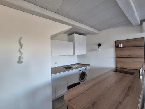 Кухня или мини-кухня в Rena Bianca Residence 201
