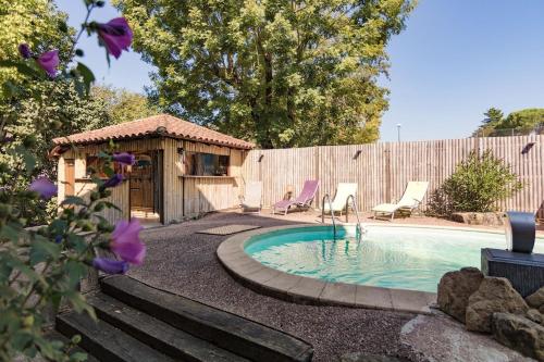 une piscine avec des chaises et un gazebo dans l'établissement Au Petit Grammont - Magnifique batisse - 2 gites, à Lacapelle-Marival