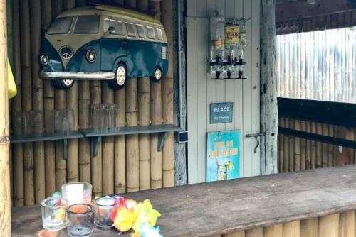 une figurine d'une camionnette sur le mur d'un bâtiment dans l'établissement Au Petit Grammont - Magnifique batisse - 2 gites, à Lacapelle-Marival