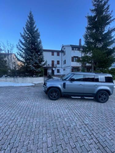 un SUV argentato parcheggiato di fronte a un edificio. di Rifugio di Peter a Castel di Sangro