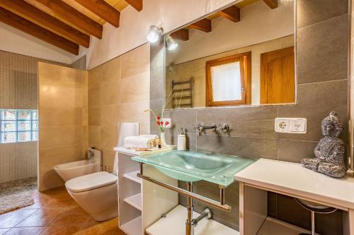 a bathroom with a sink and a toilet at Fora Vila in Manacor