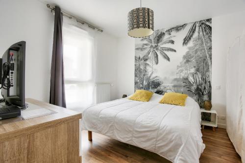 une chambre avec un lit avec des draps blancs et des oreillers jaunes dans l'établissement Appartement pour 2 - terrasse - 800m de la plage, à Dinard