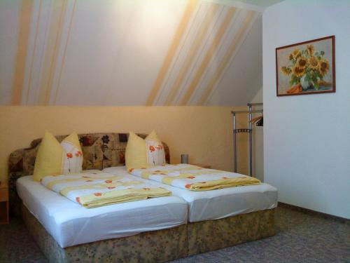 um quarto com uma cama grande num quarto em Ferienwohnung am Storchennest em Schmogrow