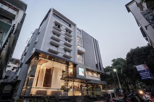 a tall building on a city street at TreeHouse Kambers in Belgaum