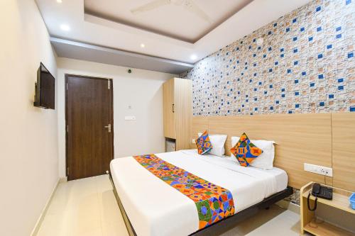 a bedroom with a large bed in a room at FabHotel The Botanica- Nr Hmwssb Kondapur section office-Masjid Banda, Kondapur in Kondapur