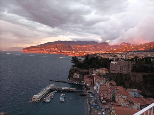 vista su una città con barche in acqua di Il Platano a Piano di Sorrento