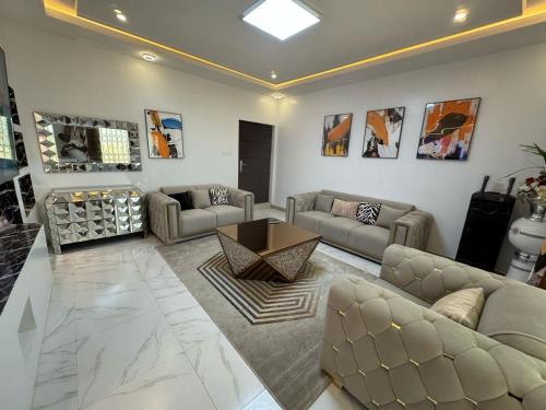a living room with couches and a table at Résidence CHEZ TIMERA in Keur Massar