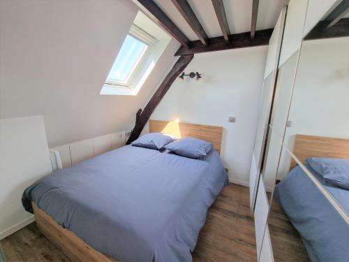 une petite chambre avec deux lits et une fenêtre dans l'établissement Le Henri IV - Vue Cathédrale, Parking, à Rouen