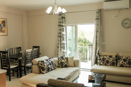 een woonkamer met een bank en een tafel bij Fasho Home in Sarandë