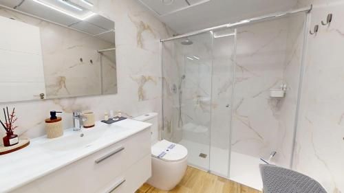 ein Badezimmer mit Dusche, Toilette und Waschbecken in der Unterkunft Casa Velapi - A Murcia Holiday Rentals Property in Roda