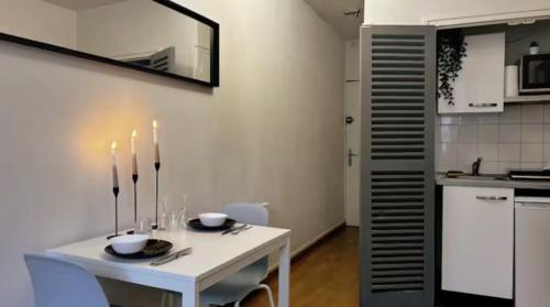 une salle à manger blanche avec une table et des chaises blanches dans l'établissement Le Saphir Central - Cosy - Gare, à Mâcon