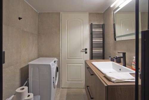 bagno con lavandino e frigorifero bianco di Denimou Home Luxurious 2BR Fully Equipped, Balcony a Pireo