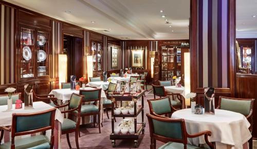 A restaurant or other place to eat at Sercotel Gran Hotel Conde Duque