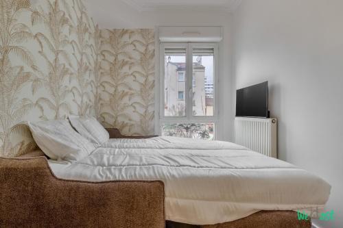 une chambre avec un grand lit avec une fenêtre dans l'établissement Vallée 2 - LB - Bright flat just outside Paris, à Malakoff