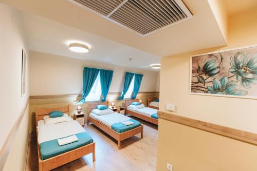 Кровать или кровати в номере Dobay Panzió w Private Bathroom by NW