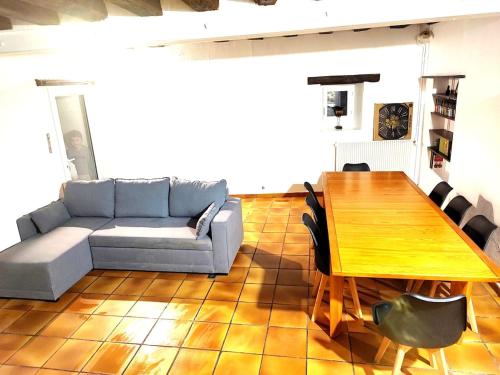un salon avec un canapé et une table dans l'établissement maison chaleureuse avec jardin, à Savigny-sur-Orge
