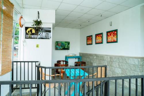 Ruang duduk di The Kandy Home & City mirror Hostel