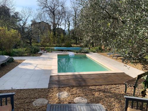 une piscine dans une cour avec un patio dans l'établissement Charmante maisonnette indépendante à Goult en Luberon, à Goult
