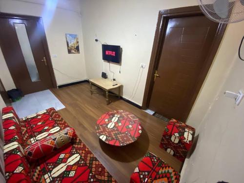 Zimmer mit Stühlen, einem Tisch und einem TV in der Unterkunft Downtown Cairo Urban Retreat in Kairo