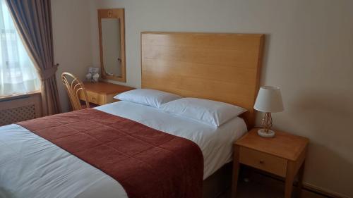 a bedroom with a bed and a desk with a lamp at Vista sul Corso rooms in Rome