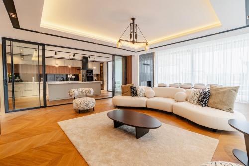 Χώρος καθιστικού στο 6-Bedroom Villa with Sauna & Pool