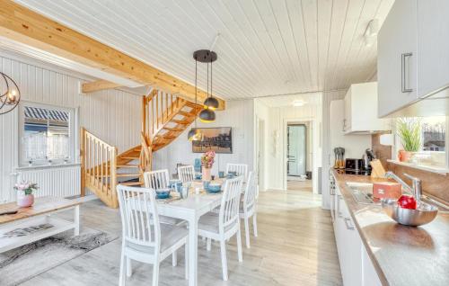 Η κουζίνα ή μικρή κουζίνα στο Cozy Home In Zerpenschleuse With Wifi