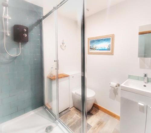 Bilik mandi di Heart of Kernow Holiday Home