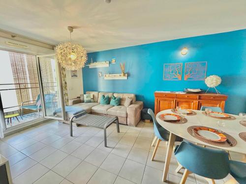 un salon avec une table et un canapé dans l'établissement Le 13OR - Appartement de charme en plein centre ville avec parking et jolie terrasse - Panier Joliette Vieux Port, à Marseille