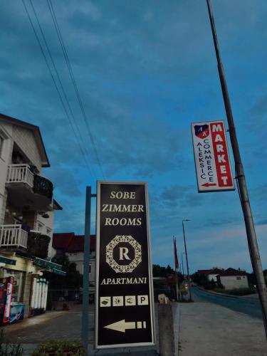 a sign on a street with a sign for a parking lot at Sobe i Apartman R Bileća in Bileća