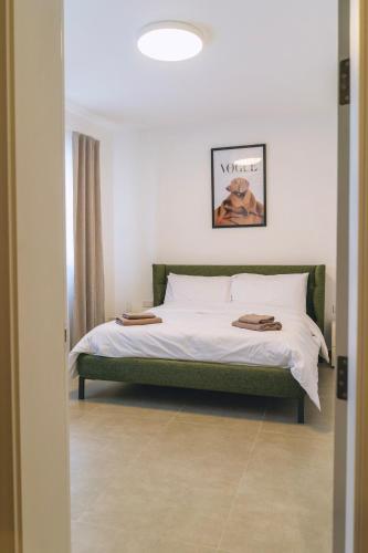 Una cama o camas en una habitación de Egħżien Suite A2 Access to Tranquil Shared Pool