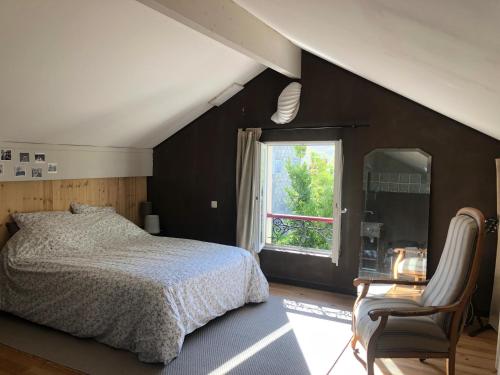 une chambre avec un lit, une fenêtre et une chaise dans l'établissement Maison Alfortville, à Alfortville
