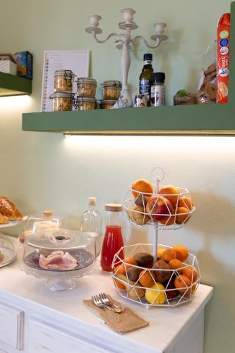 a shelf with two baskets of fruit on a counter at Ca' Baetti l'Antica Corte in Roncola