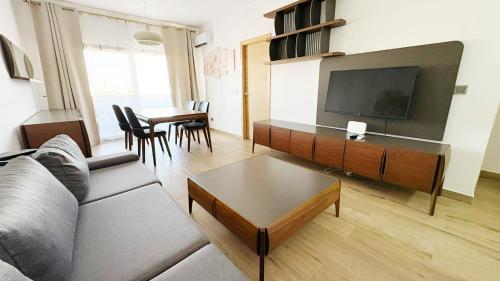 Televisyen dan/atau pusat hiburan di DakarByDays-DBD003-Appartement Adèle 1 chambre