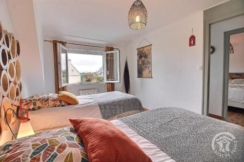 une chambre avec deux lits et une fenêtre dans l'établissement Gwenn ha du, à Pleubian