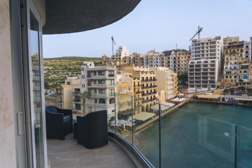 Bazén v ubytování Water's Edge Suite Xlendi with Direct Sea Access nebo v jeho okolí