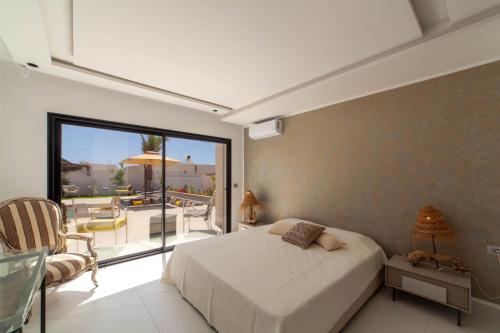 Postel nebo postele na pokoji v ubytování Villa Haut Standing Rock The Kasbah, Djerba Tunisie