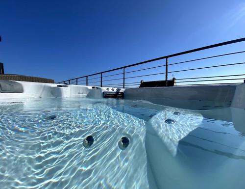 カランテックにあるVilla Armor Vue mer et Spaの波紋のある水が入った温水浴槽
