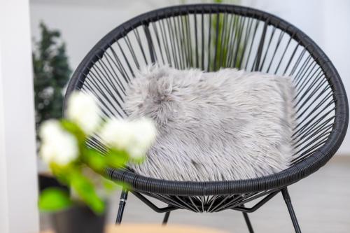 a black chair with a white pillow on it at Fewomo, Mosel Maisonette, mit Terrasse & Winzerflairallee, für 6 Perfekt, für 8 geeignet in Brauneberg