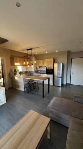 Il dispose d'une grande cuisine et d'un salon avec une table et un canapé. dans l'établissement Appartemment vue mer 50m2, à Propriano