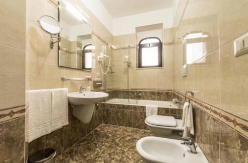 A bathroom at Leone de Castris Wine Hotel