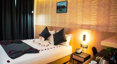 Postel nebo postele na pokoji v ubytování Az Hotel Rabat Centre