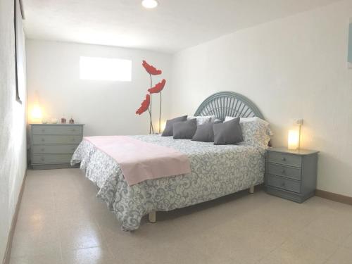 een slaapkamer met een bed en twee nachtkastjes bij Finca Can Titos in Llucmajor