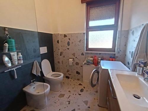 ein Badezimmer mit Toilette und Waschbecken in der Unterkunft Bellavista Gallipoli - Casa del Sole con box auto in Gallipoli