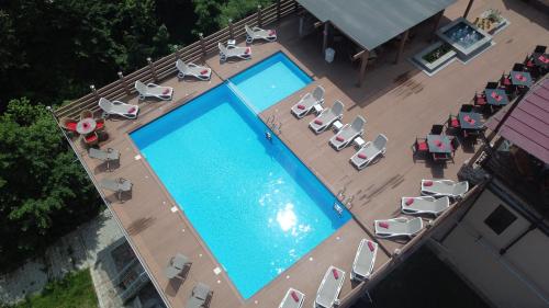an overhead view of a swimming pool with lounge chairs at Best Western Plus Paradise Hotel Dilijan in Dilijan