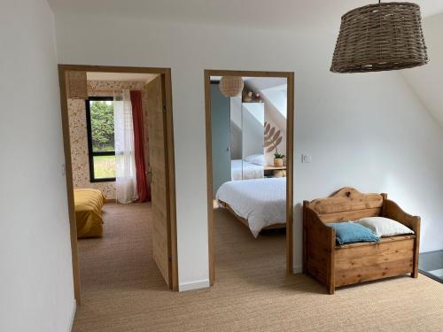 une chambre avec un lit et un miroir dans l'établissement Chez GERMAIN, à Saint-Malo