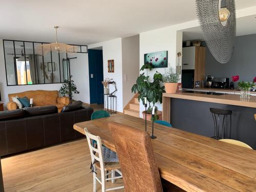 - une salle à manger et un salon avec une table en bois dans l'établissement Chez GERMAIN, à Saint-Malo