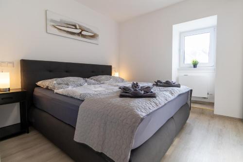 a bedroom with a large bed with towels on it at Fewomo, Mosel Maisonette, mit Terrasse & Winzerflairallee, für 6 Perfekt, für 8 geeignet in Brauneberg