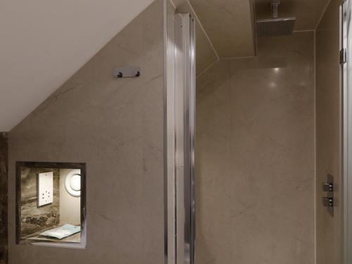 Bilik mandi di Amber Villa