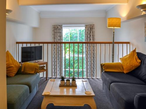 Una sala de estar con dos sofás y una mesa. en County House Apartment - 27911, en York