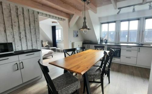 Η κουζίνα ή μικρή κουζίνα στο Haus-El-Mar-Wohnung-C-Loft-am-Kai